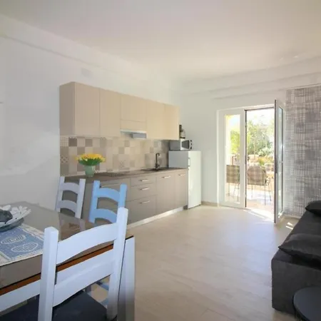 Apartment In Mit Schoner Terrasse