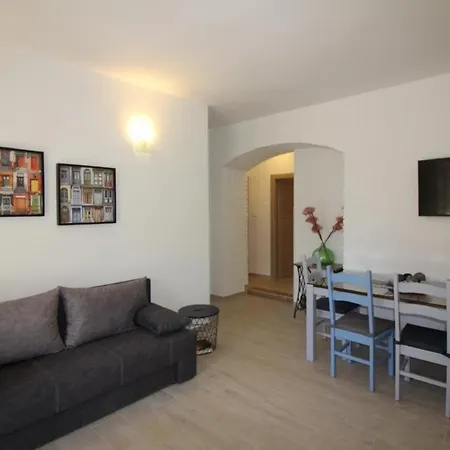 In Mit Schoner Terrasse Apartamento Poreč